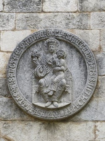 Medalló amb la imatge sedent de la Mare de Déu, esculpida per Joan Carrera Dellunder
