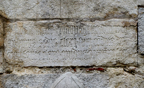 La làpida original del 1450, l'element més antic que es conserva a la font actual