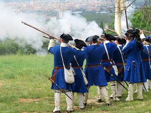 Girona resisteix! Jornades de recreaci&oacute; hist&ograve;rica de la Guerra de Successi&oacute;. Castell de Montju&iuml;c. Assalt de les portes del castell