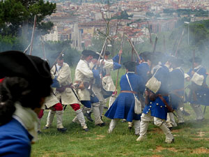 Girona resisteix! Jornades de recreaci&oacute; hist&ograve;rica de la Guerra de Successi&oacute;. Castell de Montju&iuml;c. Assalt de les portes del castell