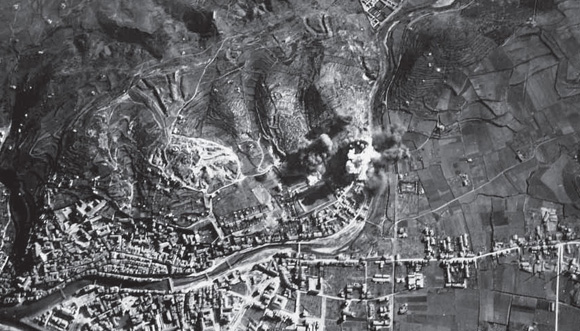 Bombardeig sobre la zona del carrer del Carme, 1939. Ufficio Storico dellAeronautica Militare de Roma. Publicada a Bombes sobre Girona. La defensa passiva a la Guerra Civil: barricades, trinxeres i refugis antiaeris