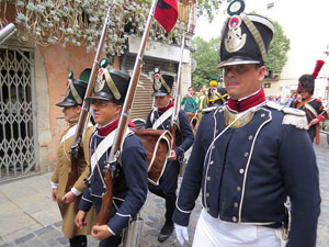 IX Festa Reviu els Setges Napole&ograve;nics de Girona. Desfilada pels carrers del Barri Vell