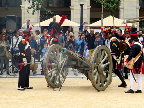 IX Festa Reviu els Setges Napole&ograve;nics de Girona. Presentaci&oacute; a la pla&ccedil;a de la Independ&egrave;ncia