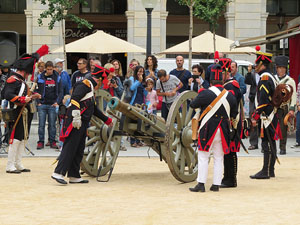 IX Festa Reviu els Setges Napole&ograve;nics de Girona. Presentaci&oacute; a la pla&ccedil;a de la Independ&egrave;ncia