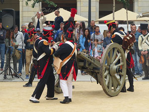 IX Festa Reviu els Setges Napole&ograve;nics de Girona. Presentaci&oacute; a la pla&ccedil;a de la Independ&egrave;ncia