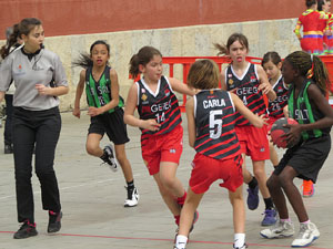 V Jornada de l'Esport Femení 2017 a la plaça Salvador Espriu, la de Francesc Calvet i Rubalcaba, i el riu Onyar