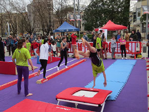 V Jornada de l'Esport Femení 2017 a la plaça Salvador Espriu, la de Francesc Calvet i Rubalcaba, i el riu Onyar