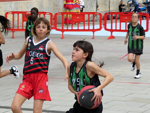 V Jornada de l'Esport Femení 2017 a la plaça Salvador Espriu, la de Francesc Calvet i Rubalcaba, i el riu Onyar