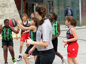 V Jornada de l'Esport Femení 2017 a la plaça Salvador Espriu, la de Francesc Calvet i Rubalcaba, i el riu Onyar