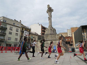V Jornada de l'Esport Femení 2017 a la plaça Salvador Espriu, la de Francesc Calvet i Rubalcaba, i el riu Onyar