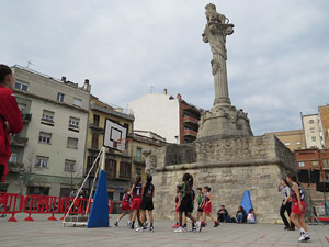 V Jornada de l'Esport Femení 2017 a la plaça Salvador Espriu, la de Francesc Calvet i Rubalcaba, i el riu Onyar