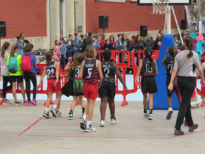 V Jornada de l'Esport Femení 2017 a la plaça Salvador Espriu, la de Francesc Calvet i Rubalcaba, i el riu Onyar