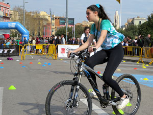 V Jornada de l'Esport Femení 2017 a la plaça Salvador Espriu, la de Francesc Calvet i Rubalcaba, i el riu Onyar