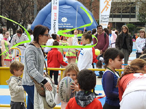 V Jornada de l'Esport Femení 2017 a la plaça Salvador Espriu, la de Francesc Calvet i Rubalcaba, i el riu Onyar