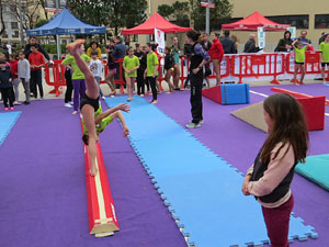 V Jornada de l'Esport Femení 2017 a la plaça Salvador Espriu, la de Francesc Calvet i Rubalcaba, i el riu Onyar