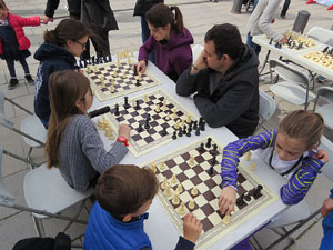 V Jornada de l'Esport Femení 2017 a la plaça Salvador Espriu, la de Francesc Calvet i Rubalcaba, i el riu Onyar