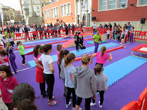 V Jornada de l'Esport Femení 2017 a la plaça Salvador Espriu, la de Francesc Calvet i Rubalcaba, i el riu Onyar