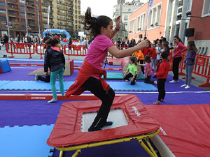 V Jornada de l'Esport Femení 2017 a la plaça Salvador Espriu, la de Francesc Calvet i Rubalcaba, i el riu Onyar