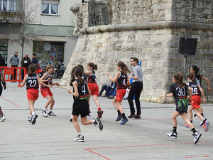 V Jornada de l'Esport Femení 2017 a la plaça Salvador Espriu, la de Francesc Calvet i Rubalcaba, i el riu Onyar