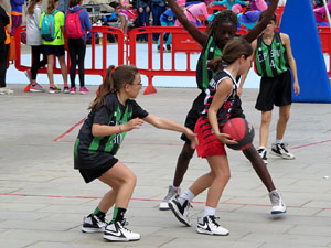 V Jornada de l'Esport Femení 2017 a la plaça Salvador Espriu, la de Francesc Calvet i Rubalcaba, i el riu Onyar