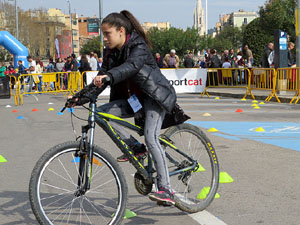 V Jornada de l'Esport Femení 2017 a la plaça Salvador Espriu, la de Francesc Calvet i Rubalcaba, i el riu Onyar