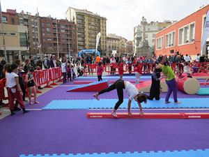 V Jornada de l'Esport Femení 2017 a la plaça Salvador Espriu, la de Francesc Calvet i Rubalcaba, i el riu Onyar