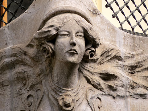 Detall escultòric de la Casa Norat, edifici modernista remodelat per Roca i Pinet