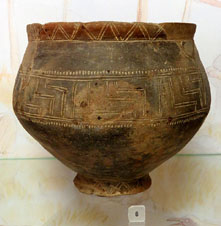Urna cinerària decorada, ceràmica feta a mà. Necròpolis d'incineració de Can Bech de Baix (Agullana, Alt Empordà). 1000-700 aC