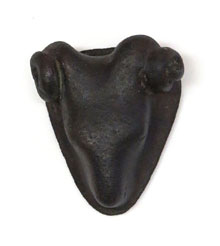 Aplic en forma de cap de moltó, bronze. Mas Castellar (Pontós, Alt Empordà). Segles IV-II aC