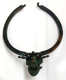 Nansa de sítula (vas en forma de galleda) amb cap de barbut, bronze. Mas Castellar (Pontós, Alt Empordà). Segles I-II dC