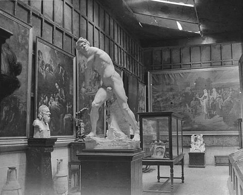 Sala del Museu Arqueològic instal·lat al monestir de Sant Pere de Galligants. En primer terme, l'escultura Contra l'Invasor de Miquel Blay, actualment al Museu d'Art de Girona. 1920-1930