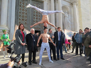 Nadal 2016. R&egrave;cord Guiness de pujada d'escales en equilibri a la Catedral