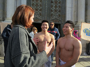 Nadal 2016. R&egrave;cord Guiness de pujada d'escales en equilibri a la Catedral