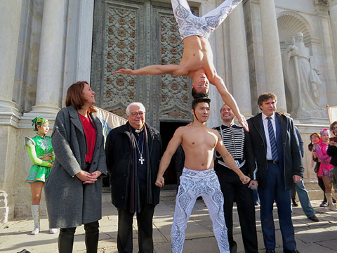 Els germans Giang, dalt de les escales de la Catedral, amb el bisbe de Girona, Francesc Pardo, el president de la Diputaci&oacute; Pere Vila, l'alcaldessa de Girona, Marta Madrenas, i el director del Circ de Nadal, Gen&iacute;s Matabosch
