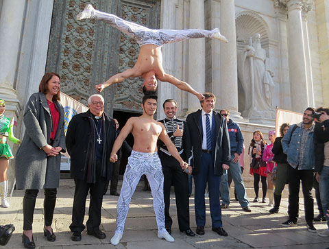 Els germans Giang, dalt les escales de la Catedral