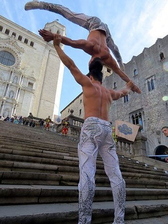 Els germans Nihep i Co Giang iniciant la pujada de les escales de la Catedral