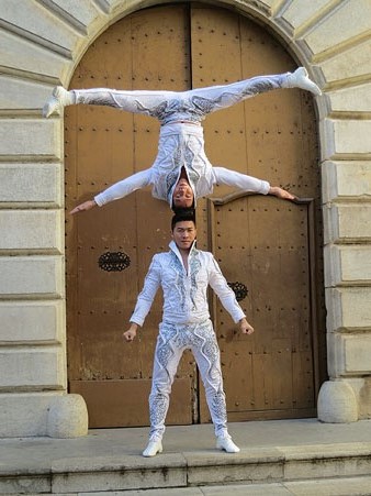 Els germans Nihep i Co Giang assajant a la pla&ccedil;a de la Catedral