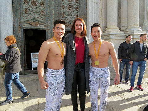 Els germans Giang amb l'alcaldessa de Girona despr&eacute;s de pujar les escales de la Catedral