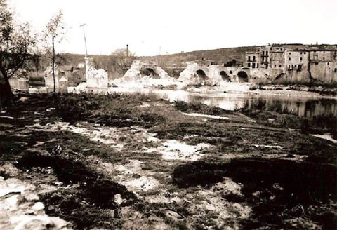 El pont de l'Aigua, mig enderrocat, al final de la Guerra Civil