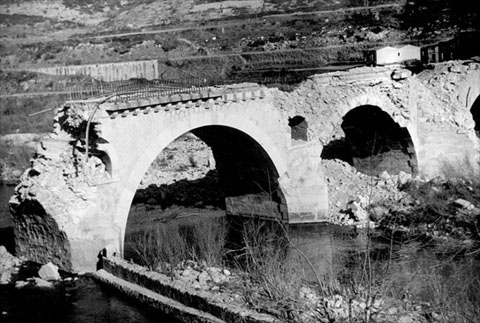 El pont de l'Aigua, després de la voladura provocada durant la retirada de l'exèrcit republicà. 1939