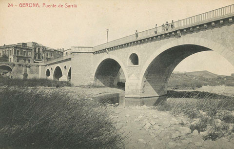 El pont de l'Aigua sobre el riu Ter. Al fons, la població de Sarrià: de Ter. 1906-1918