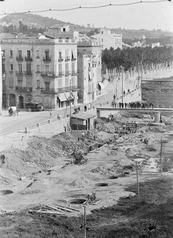 Obres de construcció del pont de l'alferes Huarte, que comunica la plaça Calvet i Rubalcaba amb el carrer del Carme. 1941