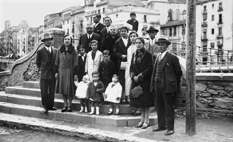 Retrat de la família Casellas Xirgu a les escales del pont del Pes de la Palla. S'identifica a Jaume Casellas, Joaquima Xirgu i Joan i Josep Casellas. 1935