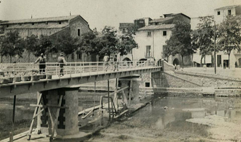 Acabament de les obres del Pont del Pes de la Palla sobre el riu Onyar. El pont comunicava la rambla Verdaguer amb la rambla Pi i Maragall. 1913