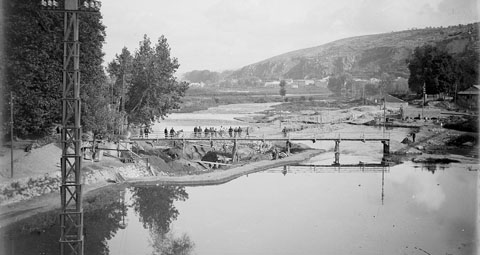 Obres al llit del riu Onyar. Algunes persones s'ho miren des del Pont del Portal de la Barca. 1910-1930