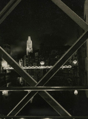 El pont de Sant Agustí vist des del pont de les Peixateries velles de nit. 1960-1970