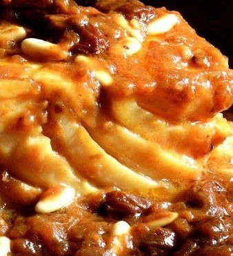 Cassola de bacall&agrave; amb panses i pinyons