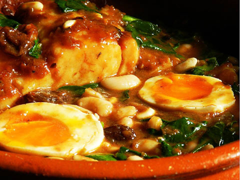 Bacall&agrave; amb espinacs, panses i ous durs