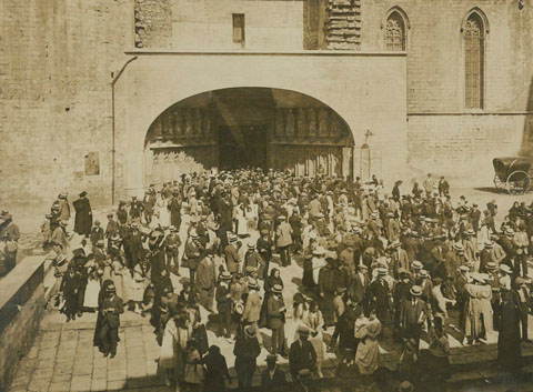 La pla&ccedil;a dels Ap&ograve;stols plena de gom a gom despr&eacute;s de l'ofici religi&oacute;s. 1920-1930