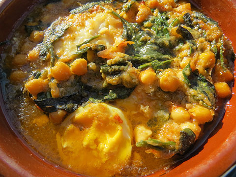 El bacall&agrave; amb cigrons, espinacs, panses i ous durs